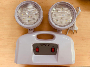 Luz LED de emergencia Twin Spot con batería recargable