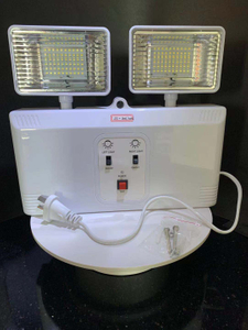 Lámpara LED recargable de emergencia para extinción de incendios con dos cabezales, lámpara personalizada montada en la pared